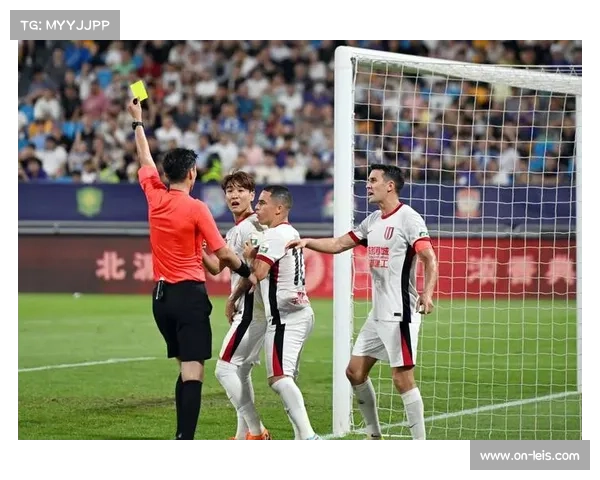 中超球星走进校园推动足球普及 助力公益活动发展 中超球星走进校园推动足球普及 助力公益活动发展