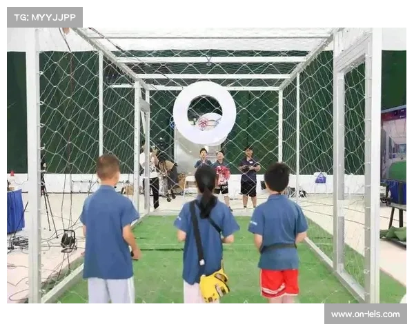 世界无人机足球锦标赛体验区吸引银发族参与 世界无人机足球锦标赛体验区吸引银发族参与